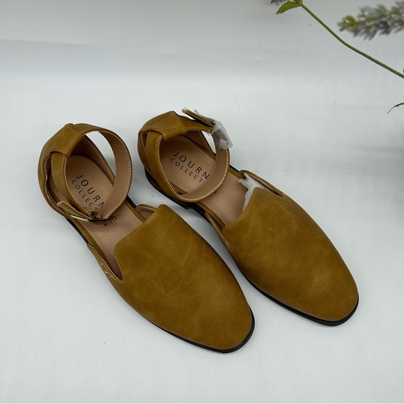 Journee Collection Womens Loreta Flat in Wide Widths Ankle Strap in Mustard 7WD - Picture 6 of 6